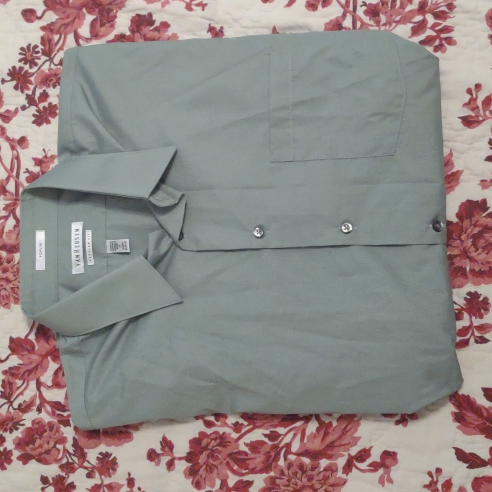 NWOT Van Heussen men's dress shirt short sleeved 17